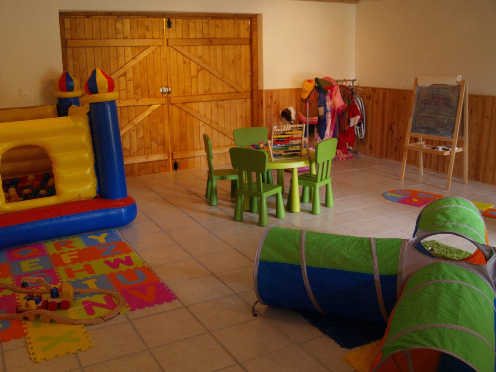 Children's indoor play barn at Lac de Maison